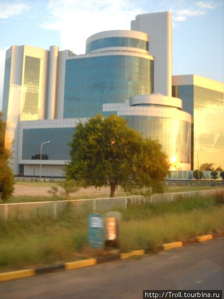 Огромное здание прокуратуры, я даже заужасался, что в стране такое делается, коли ей столько нужно площадей для прокуратуры! Габороне, Ботсвана