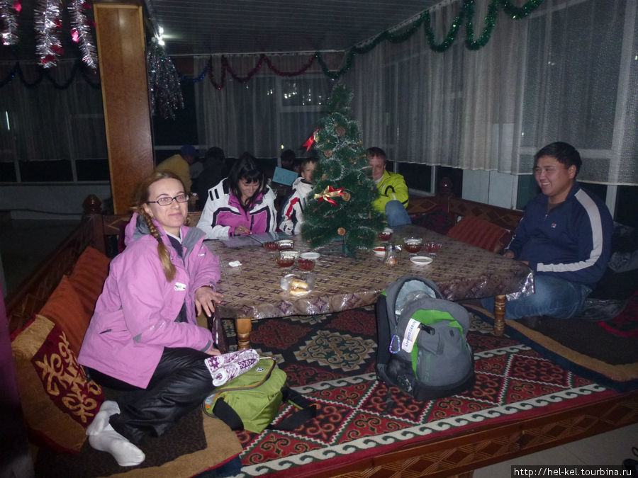 По дороге из Бишкека в Каракол сделали остановку в придорожном кафе. Время в пути 5-6 часов автотранспортом. Каракол, Киргизия