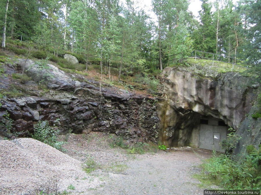 Это не трансформаторная будка, т.к. со стен обильно стекает вода. Это не хранилище сверхсекретного оружия, т.к. внутри вероятно очень сыро.
Что это — до конца не понятно, возможно что-то связанное с ж/д путями, зато рассматривая досконально это место, узнали, что в Хельсинки есть свой Дозор Хельсинки, Финляндия