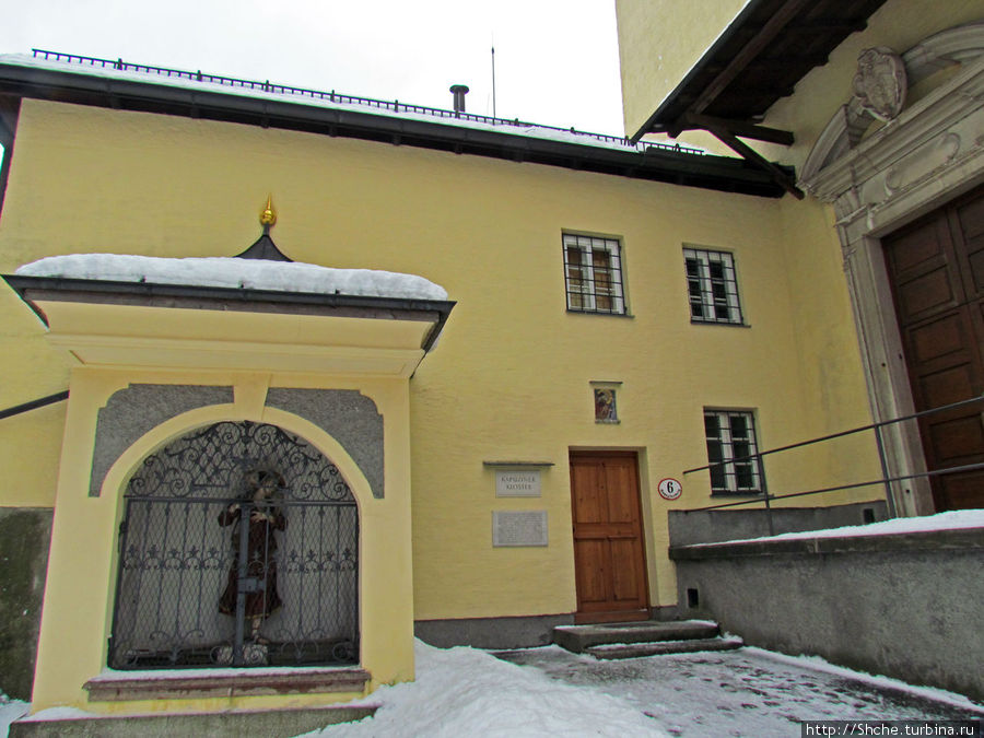 Непосредственно у входа в монастырь уже действующие лица послебиблейского периода Зальцбург, Австрия