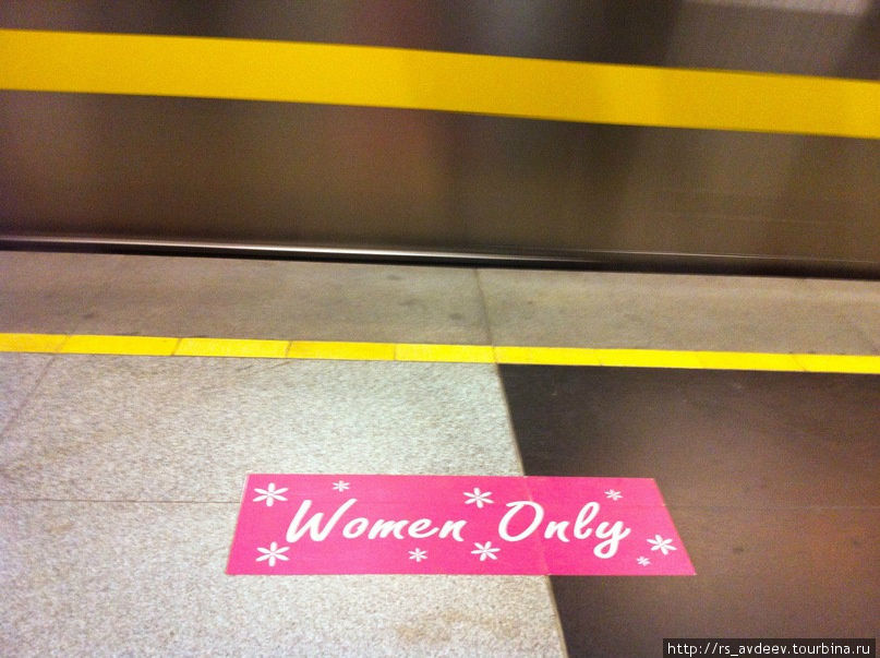 В метро есть вагоны — только для девочек... Дели, Индия
