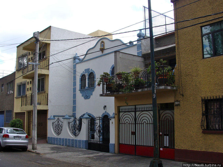 Некоторые домики имеют оригинальный дизайн Мехико, Мексика