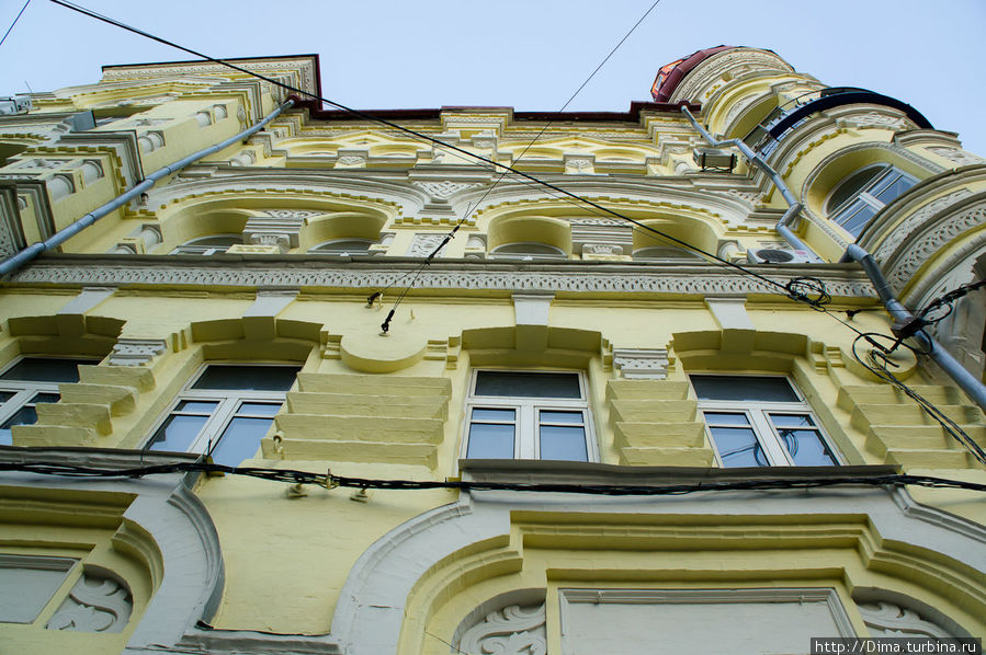 Интересно, что в Киеве некоторые дома любят красиь в яркие цвета. Все дома в округе серые, а один — выделяется. Киев, Украина