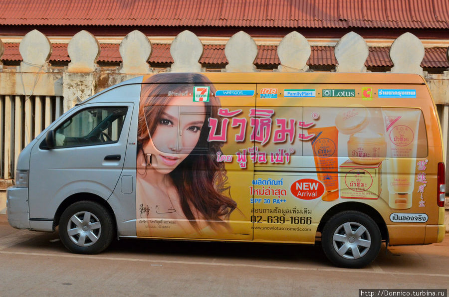 раскраска этого фургона выдержана в традиционных цветах Пхитсанулок, Таиланд