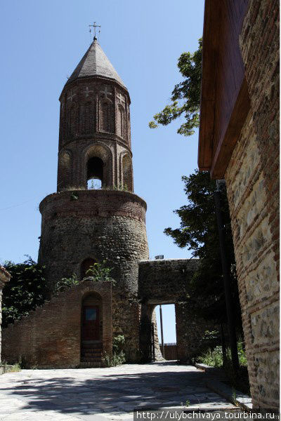 Храм святого Георгия. Башня около храма превращена в колокольню. Сигнахи, Грузия