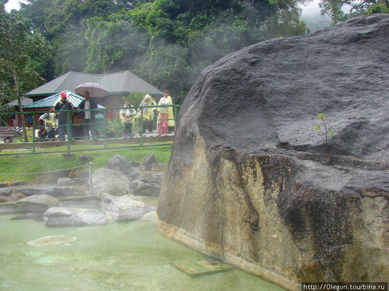 Некоторые бассейны Поринга с очень горячей водой, поэтому в них лучше не лезть Кота-Кинабалу, Малайзия