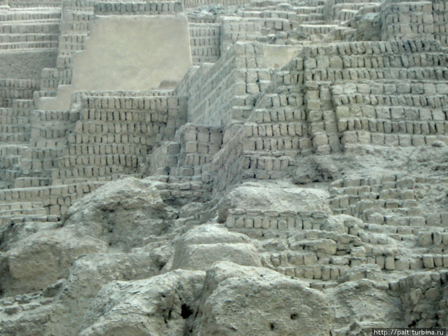 В Лиме практически не бывает дождей. Необожженные глиняные кирпичи древней пирамиды благодаря этому пережили века Лима, Перу