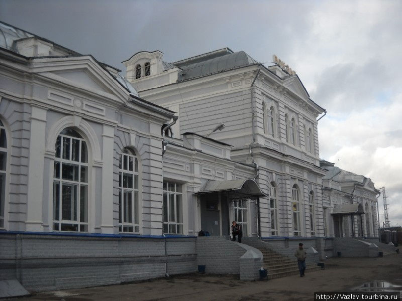 Фасад вокзала с прилегающей площади Александров, Россия