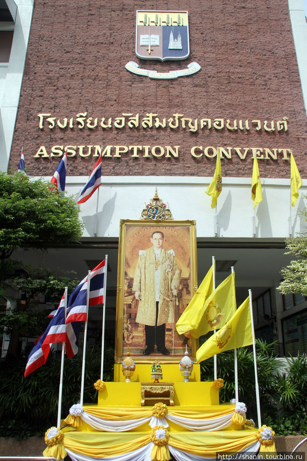 И даже перед христианским монастырем есть портрет короля Бангкок, Таиланд
