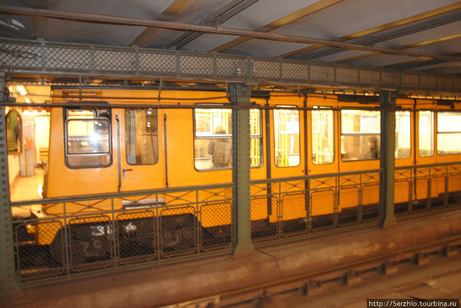 Станция и поезд на Жёлтой линии №1 Будапешт, Венгрия