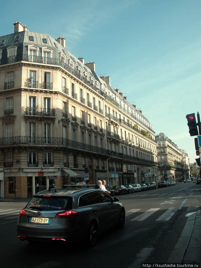 На многолюдных улицах Парижа Париж, Франция