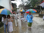 К моменту нашего появления в храме святого Зуба Будды пошел дождь