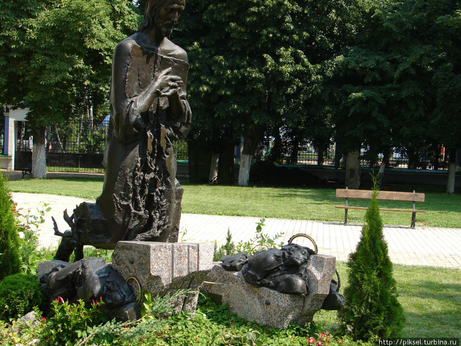 Скульптурная композиция Гефсиманское борение. Скульптор  М.Перепелица, установлена в  2007г. Киев, Украина
