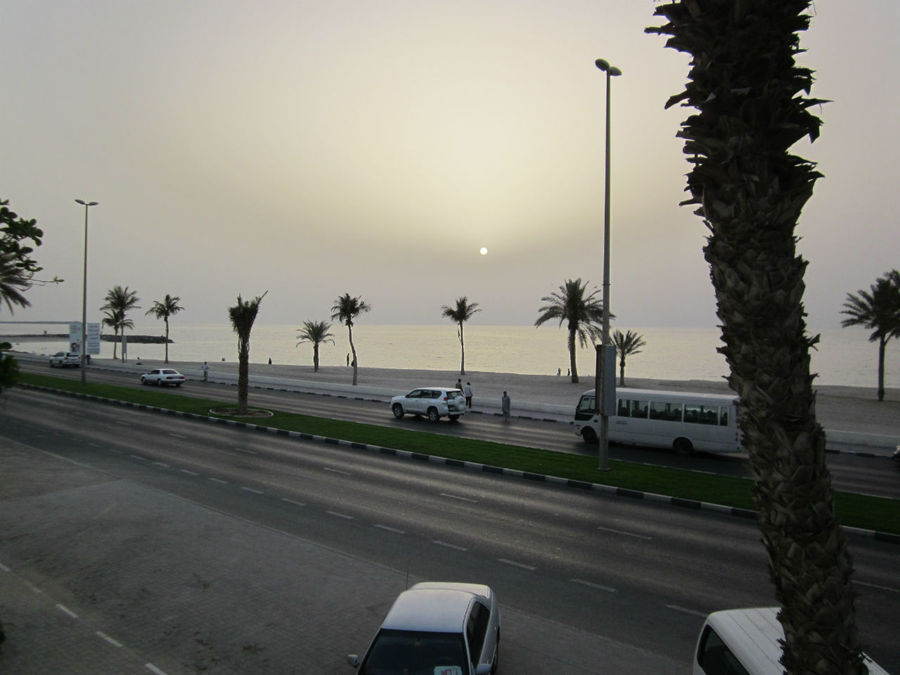 Залив на закате с балкона Шарджа, ОАЭ