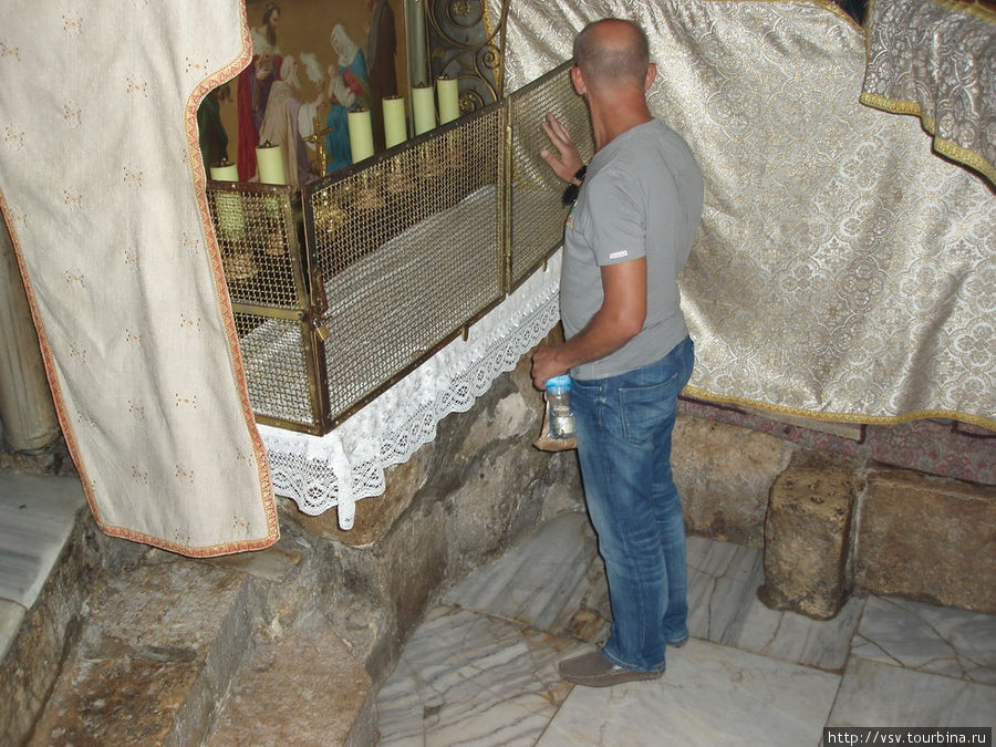 Место в пещере где стояли ясли я младенцем Вифлеем, Палестина