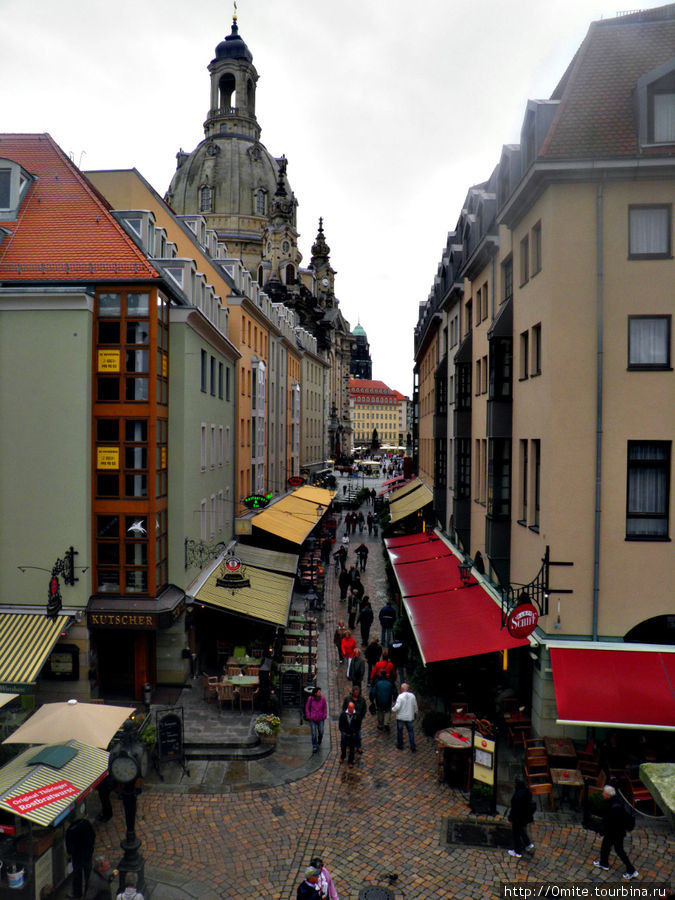 От Брюлльской террасы узкая улочка Мюнцгассе ведет к Фрауэнкирхе- церкви Богородицы. Дрезден, Германия