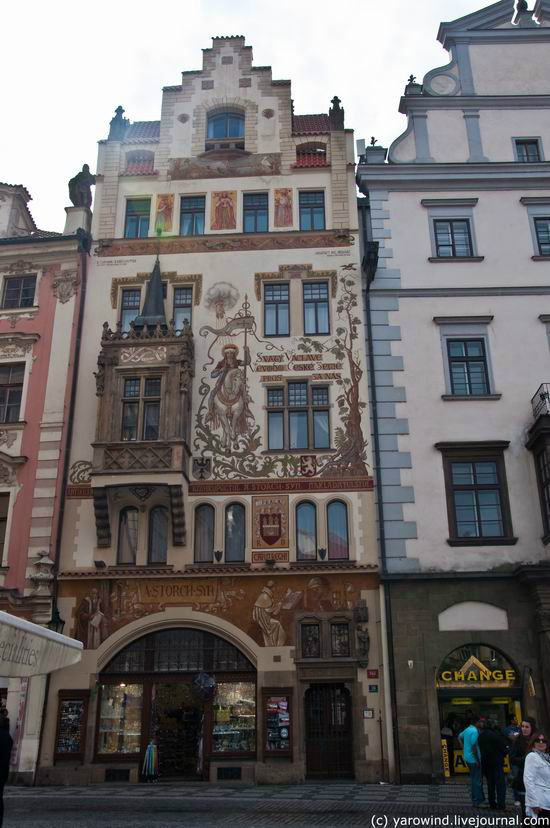 Шторхов дом, перестроенный в 1896 г., фасад которого украшен росписью св. Вацлава. Справа виднеется часть дома — «У каменного барашка». Прага, Чехия
