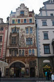 Шторхов дом, перестроенный в 1896 г., фасад которого украшен росписью св. Вацлава. Справа виднеется часть дома — «У каменного барашка».