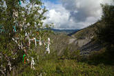 Ритуальные ленточки кыйра на перевале Чике-Таман. Разного цвета ленты предназначены для разных целей.