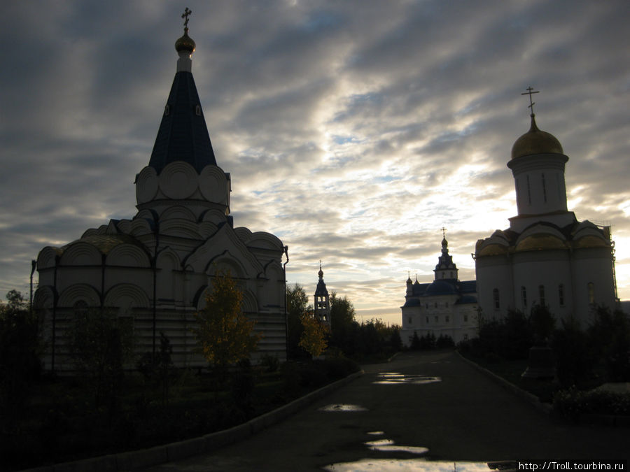 Задумчиво и странно смотрятся постройки монастыря на закате Казань, Россия
