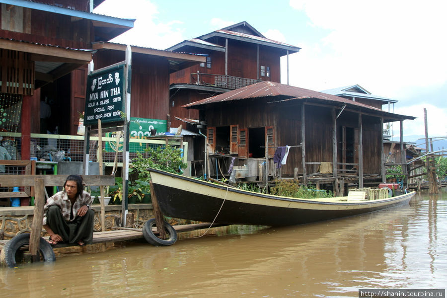 Озеро Инле для туристов - отели, рестораны, сувениры... Ньяунг-Шве, Мьянма