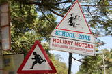Рисунок на знаке предупреждает, что вы въезжаете в зону около школы