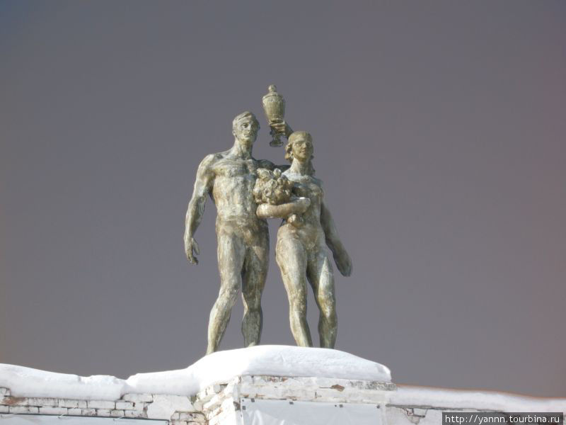 Статуя спортсменов на стадионе Шахтер Еманжелинск, Россия