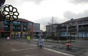 Площадь  Sluisplein. Магазины, два супермаркета... Памятник Анне Павловне отсюда я и не заметил (вдалеке посередине кадра)