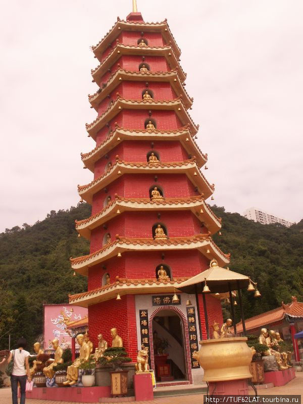 Пагода тоже украшена статуями будды Ша-Тин, Гонконг