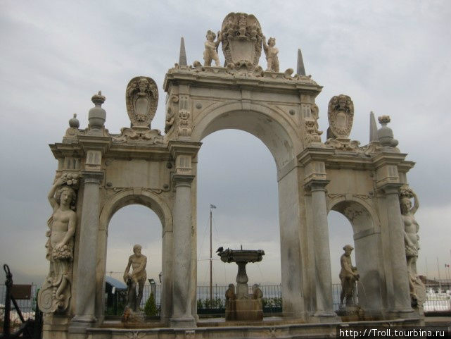 Изящнейшая арка, полная чудес скульптуры и мифологии Неаполь, Италия