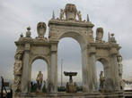Изящнейшая арка, полная чудес скульптуры и мифологии