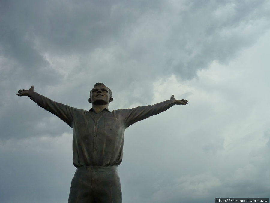 Памятник Гагарину — центральная и самая высокая точка Этномира Боровск, Россия