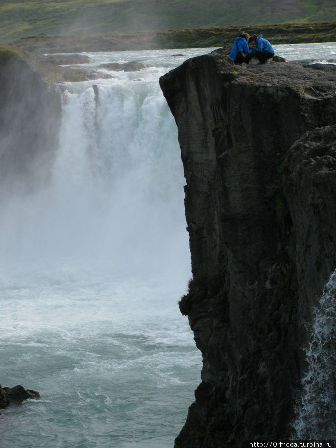 Godafoss — здесь при крещении Исландии канунг утопил старых идолов Исландия