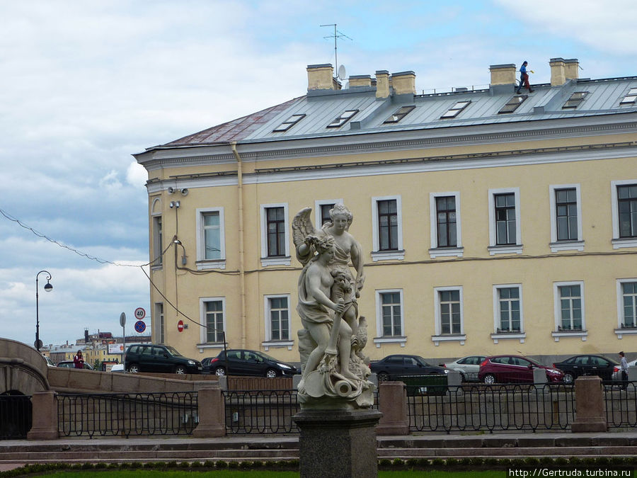 Скульптура Мир и победа у Летнего дворца Петра, со стороны Невы. Санкт-Петербург, Россия