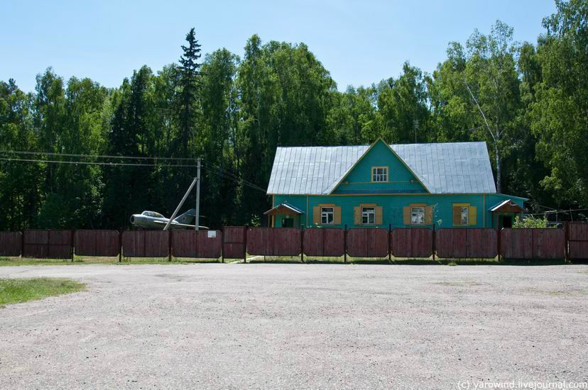 Рядом стоит небольшой деревянный домик, в котором находится мемориальная комната памяти Гагарина и Серегина. Новоселово, Россия