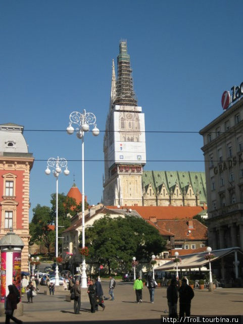 Углом на площадь выглядывает крупнейший городской собор — постройка, превращающая в гномьи домики всю окружающую застройку Загреб, Хорватия
