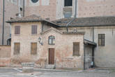 Притулившиеся домики к стене базилики