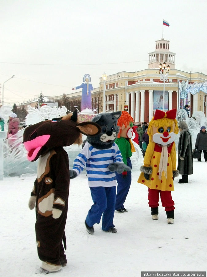 И куклы, и люди — все смешались на открытии главной ёлки! Кемеровская область, Россия