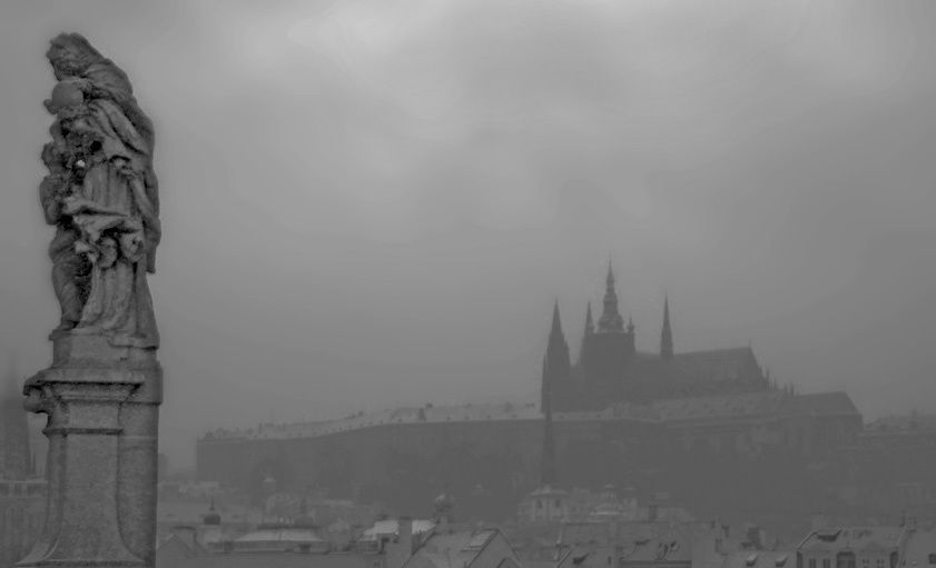 На Карловом мосту зимой всегда холодный ветер. Прага, Чехия