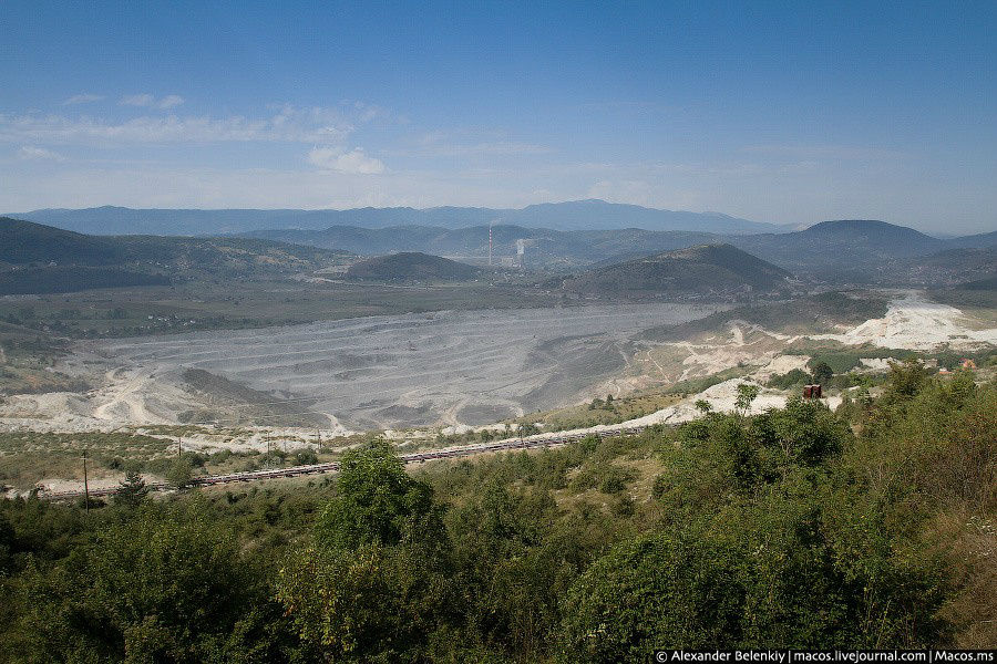 Промышленность в Черногории почти отсутствует, живут все за счет туризма. Хотя один карьер я все-таки нашел. Черногория