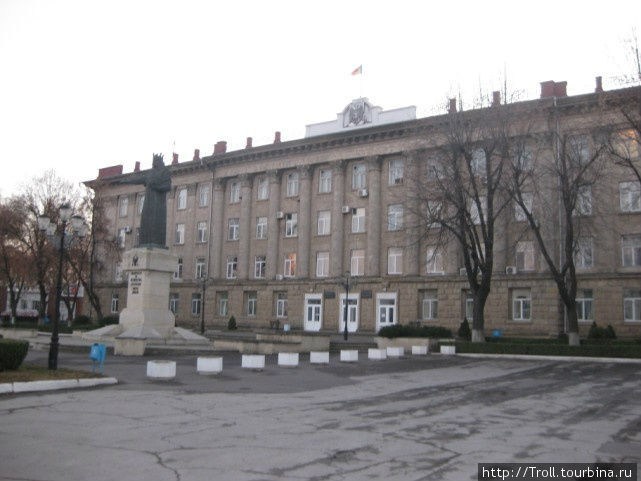 Совершенно советское административное здание, и перед ним — неужто Ленин? А вот и нет!