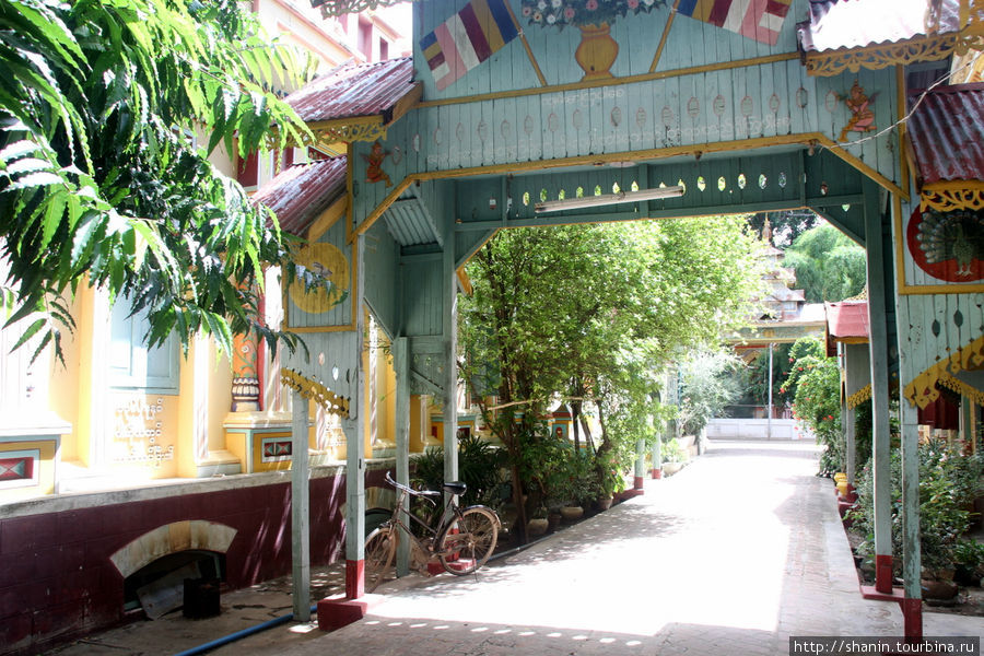 Ворота на территорию музея Монива, Мьянма