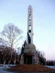 Обелиск Черный тюльпан в память о погибших в горячих точках бойцах-новокузнечанах.