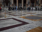 После дождя центр Пантеона ограждают, чтобы не поскользнуться на гладком мраморном полу.