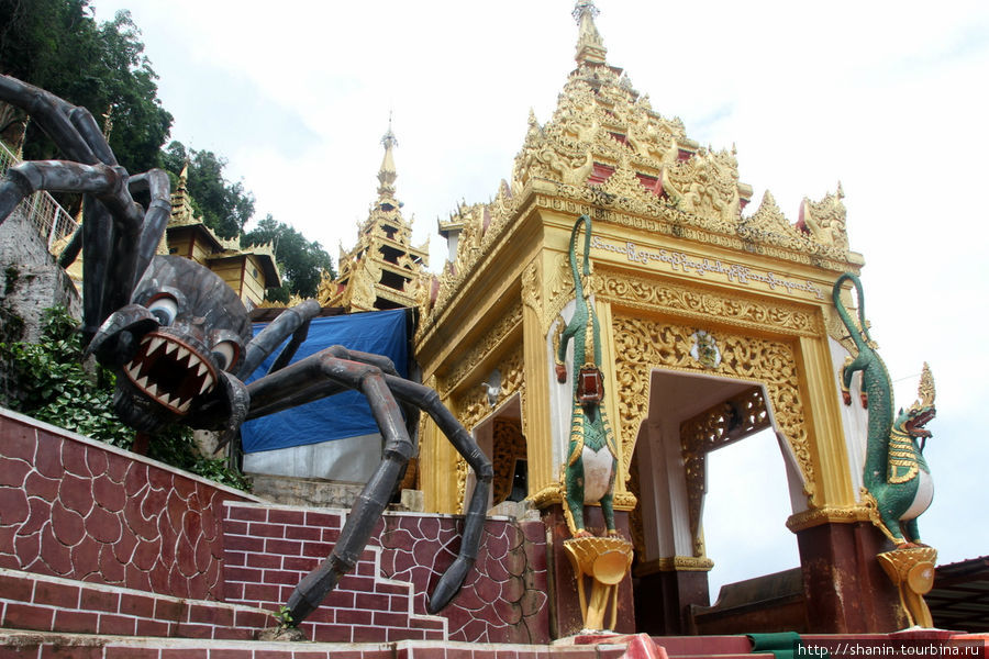 Статуи у входа изображают легенду о жившем в пещере гигантском пауке, которого застрелил из лука чудесный принц и ... спас принцессу Пиндайя, Мьянма