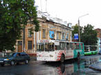 Троллейбус поворачивает с Улицы Гамарника на Кузнечную.