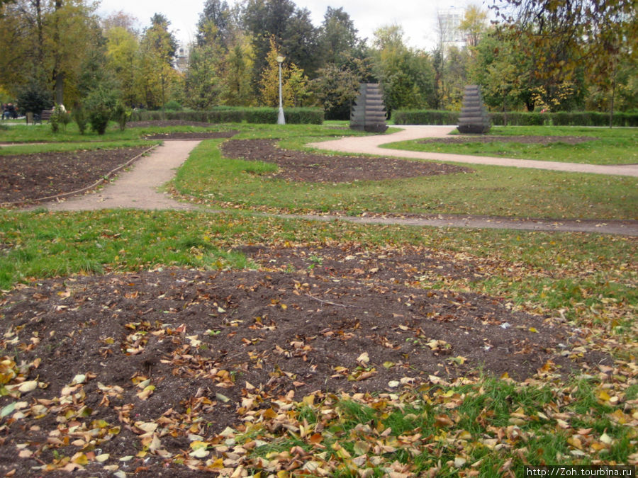 Осень отразилась в прудах Воронцовского парка. Москва, Россия