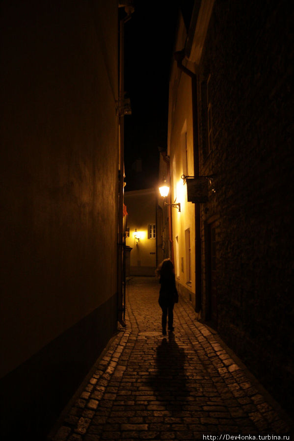В вечернее время, маленькие улочки города становятся немного мистическими Таллин, Эстония