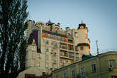 Дом с оранжевыми окнами. Боюсь представить, сколько стоит квартира в центре Киева...