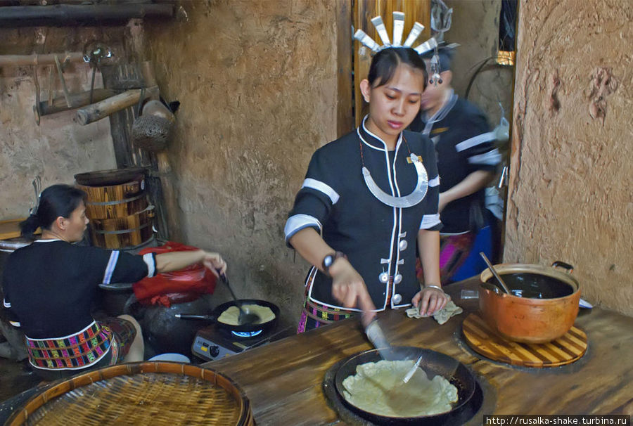 Фольклорная деревня народностей Ли и Мяо Санья, Китай